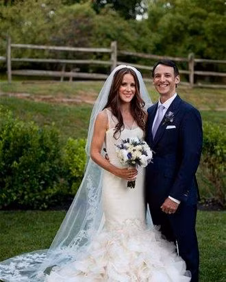 Tiến sĩ Howard Kerin, con rể của ông Joe Biden, hiện là bác sĩ phẫu thuật thẩm mỹ tại Bệnh viện Đại học Thomas Jefferson. Theo New York Post, mức lương cụ thể của Kerin không được tiết lộ song không dưới 100.000 USD/năm. Ảnh: NYT