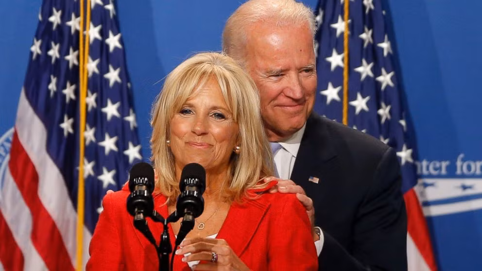 Theo ước tính của Forbes đến tháng 7/2019, vợ chồng ông Joe Biden sở hữu khối tài sản trị giá 9 triệu USD. Ông Biden được hưởng gần 500.000 USD tiền lương hưu và trợ cấp xã hội trong suốt 8 năm giữ cương vị phó tổng thống. Ảnh: ABC News.