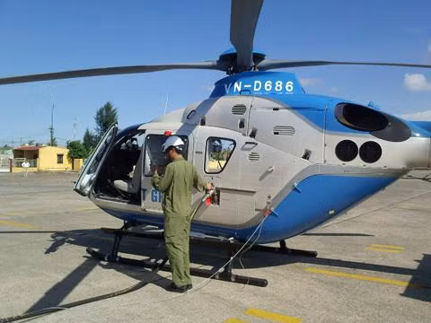 Cuối năm 2011, Chủ tịch Tập đoàn Hòa Phát đã bán lại máy bay cho chính công ty mà ông đã mua. Sau đó, ông Long đã mua máy bay trực thăng mới 12 chỗ thuộc dòng EC155B1. So với phi cơ trước đó, chiếc trực thăng loại 12 chỗ ngồi này hiện đại hơn rất nhiều. Ảnh: Dân Việt.