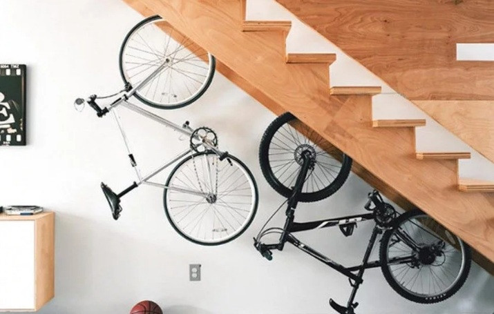 Nếu không có chỗ để xe đạp, bạn đừng ngần ngại sử dụng diện tích dưới gầm cầu thang.