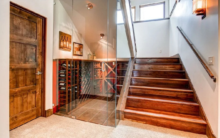 Hầm rượu đẹp mắt và tiện dụng dưới gầm cầu thang.