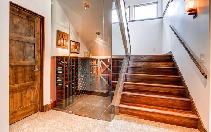 Hầm rượu đẹp mắt và tiện dụng dưới gầm cầu thang.