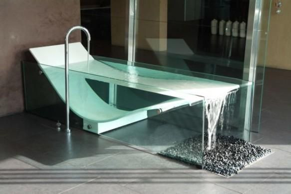 Chiếc bồn tắm Le Cob Glass Bathtub mang phong cách thanh lịch, hiện đại và có giá 34.000 USD. Nguồn ảnh: Getty Image
