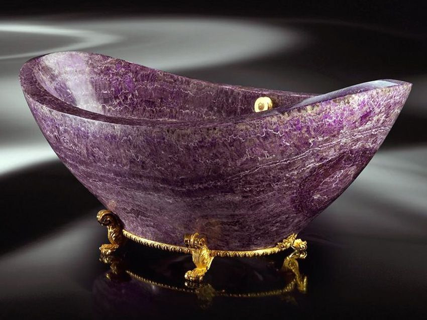 Mang màu sắc độc đáo, chiếc bồn tắm Baldi Amethyst Bathtub cũng có chân làm bằng vàng ròng 24k. Sản phẩm có giá lên tới 121.200 USD.