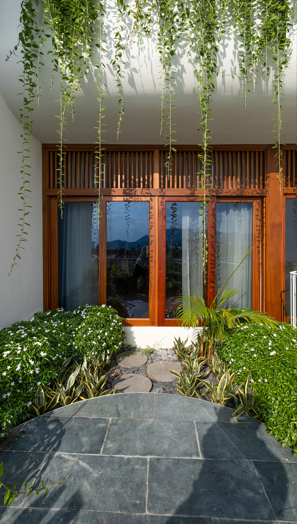 Để khắc phục hạn chế này và đáp ứng yêu cầu của gia chủ, kiến trúc sư đưa ra thiết kế với những mảnh vườn bậc thang.