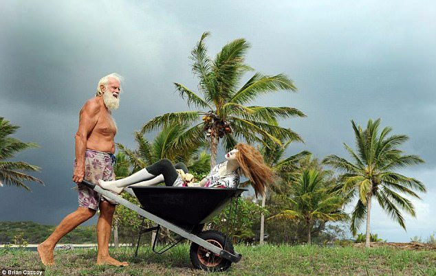 Bỗng chốc mất đi cả gia tài, triệu phú người Úc như rơi xuống vực thẳm, gia đình cũng tan nát khi vợ mang theo 2 con bỏ đi.