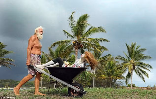 Bỗng chốc mất đi cả gia tài, triệu phú người Úc như rơi xuống vực thẳm, gia đình cũng tan nát khi vợ mang theo 2 con bỏ đi.