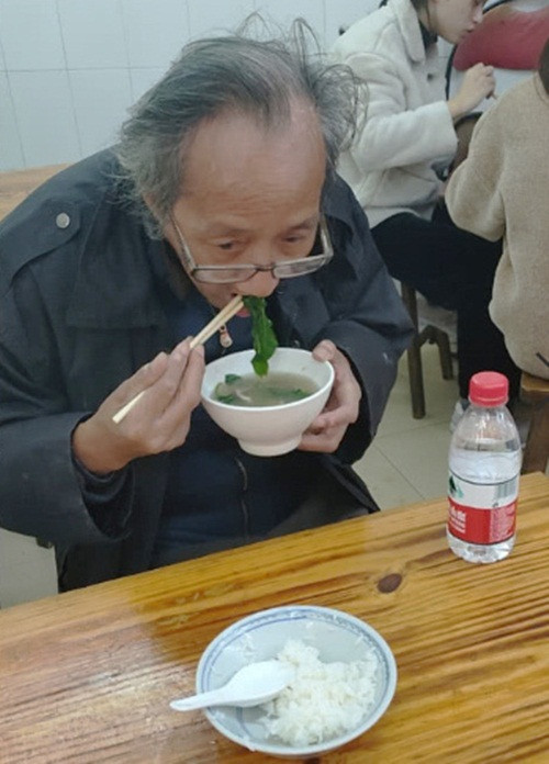 Sau khi ly hôn, ông để lại toàn bộ tài sản cho vợ con rồi đến Quảng Châu làm lại từ đầu, với 2 bàn tay trắng. Tại Quảng Châu, ông kinh doanh quần áo rồi trở nên giàu có. Nhưng rồi, ông lao vào những cuộc vui, những chốn ăn chơi xa hoa.