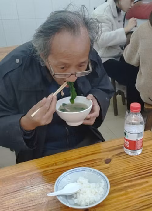 Sau khi ly hôn, ông để lại toàn bộ tài sản cho vợ con rồi đến Quảng Châu làm lại từ đầu, với 2 bàn tay trắng. Tại Quảng Châu, ông kinh doanh quần áo rồi trở nên giàu có. Nhưng rồi, ông lao vào những cuộc vui, những chốn ăn chơi xa hoa.