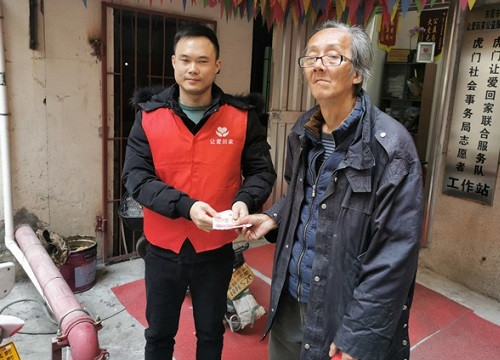 Vài năm sau đó, công việc kinh doanh khó khăn, thua lỗ khiến ông mất trắng, ông phải bán hết gia sản để trả nợ. Lúc này, ông cảm thấy xấu hổ, không muốn quay về quê hương. Ông trở thành người vô gia cư, sống nay đây mai đó, ngủ gầm cầu, nhặt rác sống qua ngày.