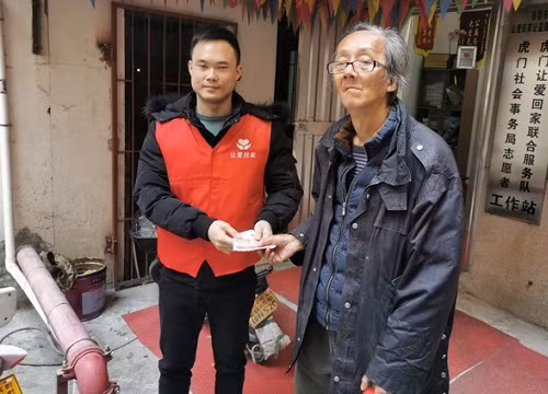 Vài năm sau đó, công việc kinh doanh khó khăn, thua lỗ khiến ông mất trắng, ông phải bán hết gia sản để trả nợ. Lúc này, ông cảm thấy xấu hổ, không muốn quay về quê hương. Ông trở thành người vô gia cư, sống nay đây mai đó, ngủ gầm cầu, nhặt rác sống qua ngày.