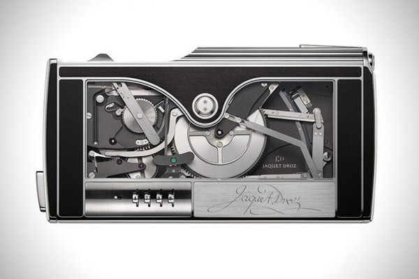 Sản phẩm này là một kết cấu cơ khí hết sức phức tạp, với tổng cộng 584 bộ phận cùng khớp nối lại với nhau, để có thể tạo ra một chữ ký hoàn hảo nhất.