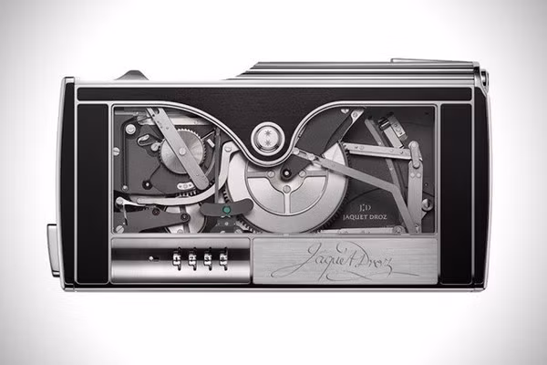 Sản phẩm này là một kết cấu cơ khí hết sức phức tạp, với tổng cộng 584 bộ phận cùng khớp nối lại với nhau, để có thể tạo ra một chữ ký hoàn hảo nhất.