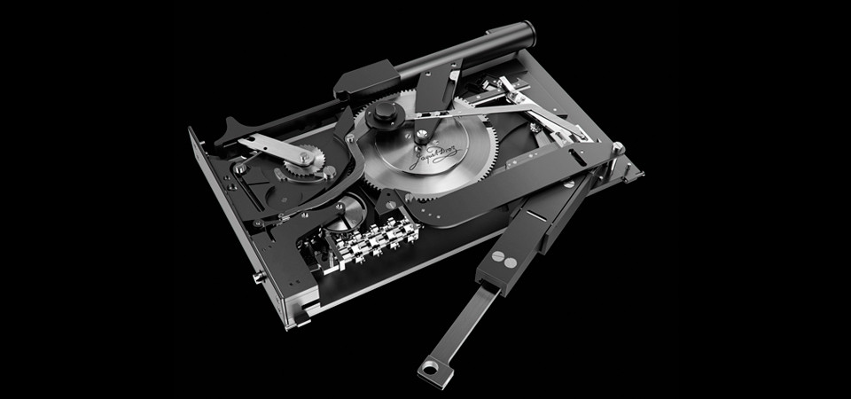 Mẫu máy ký tên đã được “Jaquet Droz” giới thiệu đến công chúng từ năm 2014. Tuy nhiên, mãi tận 4 năm sau, tức là năm 2018 này những sản phẩm đầu tiên mới đến tay khách hàng.