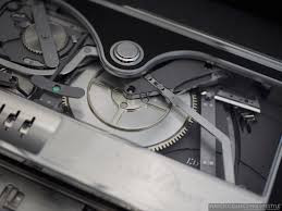 Chiếc máy này sẽ thực hiện được 2 lần ký tên, trước khi người dùng phải lên dây cót lại.