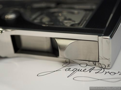 Ngoài ra, trên chiếc máy ký tên tiền tỷ này còn được trang bị hệ thống khóa mật mã 4 số, nhằm ngăn ngừa việc “ăn cắp” chữ ký.