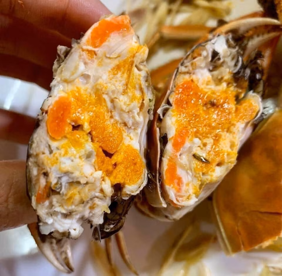 Tại Việt Nam, cua lông bắt đầu xâm nhập vào từ năm 2017 theo đường xách tay và được bán theo con với giá dao động từ 200-850.000 đồng.