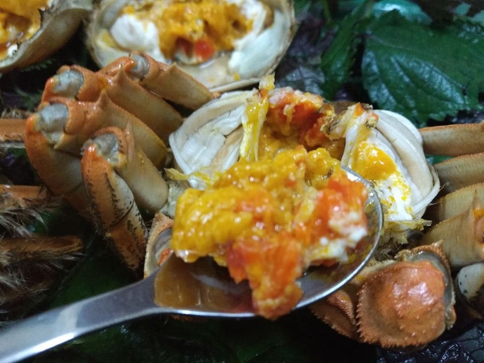 Cách phân biệt cua lông Việt Nam và cua lông Thượng Hải dễ nhất đó là, mỗi con cua lông nhập từ Thượng Hải về đều có nẹp nhựa và mã vạch còn cua từ nơi khác nhập về thì không có.