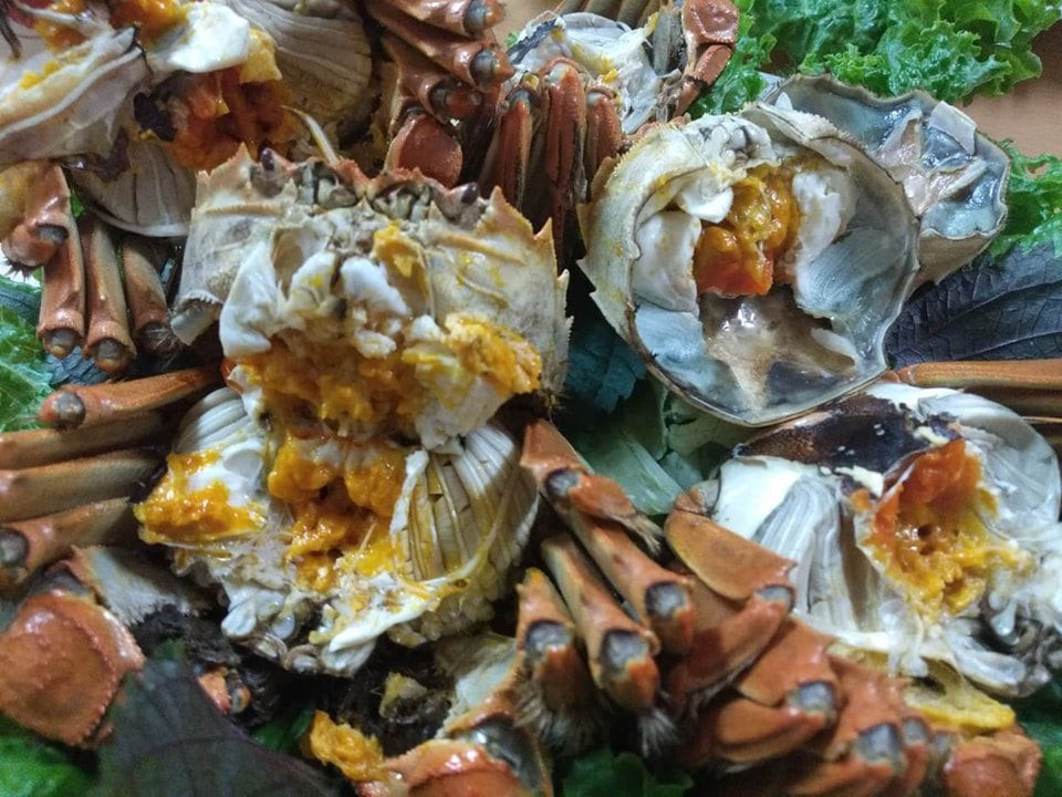 Giá cua lông xuất xứ Việt Nam rẻ hơn rất nhiều so với cua nhập từ Trung Quốc. Tuy nhiên, vì giống cua lông Thượng Hải nên nhiều tiểu thương gắn mác hàng Trung Quốc cho cua lông Việt để đánh vào tâm lý sính ngoại của người mua.