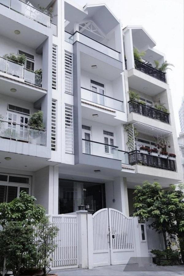 Trước khi mua nhà 15 tỷ ở quận 1, Trấn Thành - Hari Won sống trong căn nhà 3 tầng được sơn màu trắng, sang trọng.