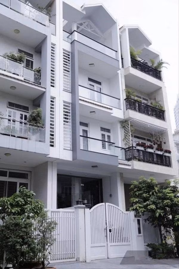 Trước khi mua nhà 15 tỷ ở quận 1, Trấn Thành - Hari Won sống trong căn nhà 3 tầng được sơn màu trắng, sang trọng.