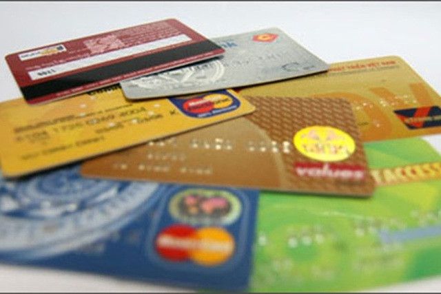 Trên bề mặt thẻ dập nổi tên chủ thẻ, số thẻ, băng giấy để chủ thẻ ký tên, băng từ (thẻ từ) hoặc chip (thẻ chip) lưu trữ thông tin về tài khoản đã được khách hàng đăng ký tại ngân hàng.