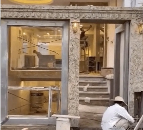 Có thể thấy, nhà chị gái Ngọc Trinh đang trong quá trình hoàn thiện, gồm 3 tầng lầu, 1 tầng trệt.