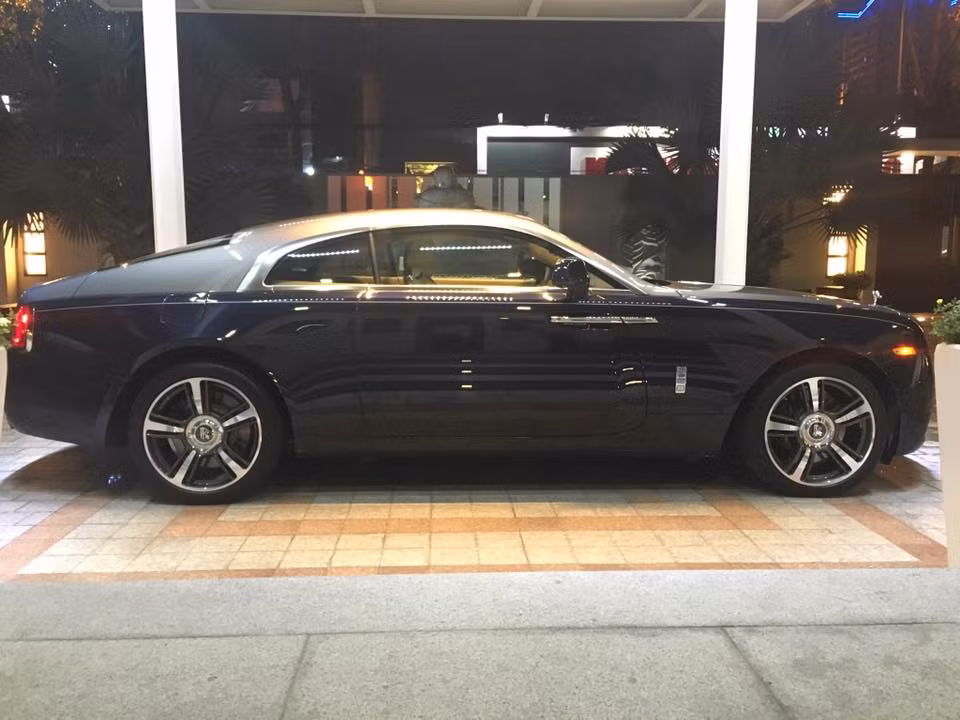 Thiếu gia Phan Thành từng chi khoảng 22 tỷ đồng cho chiếc Rolls-Royce Wraith màu đen bạc. Ảnh: FBNV