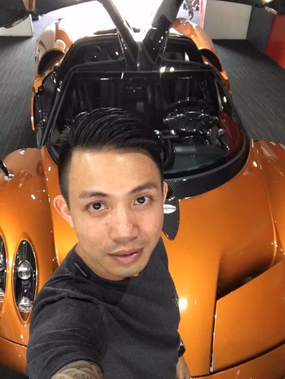 Đại gia Minh Nhựa nắm trong tay những mẫu siêu xe "khủng" nhất thế giới như: Bugatti Veyron, Lamborghini Murcielago LP670-4 SV, Ferrari 485 Italia, Lamborghini Aventador LP700-4, Rolls-Royce Ghost và Rolls-Royce Phantom... Ảnh: FBNV