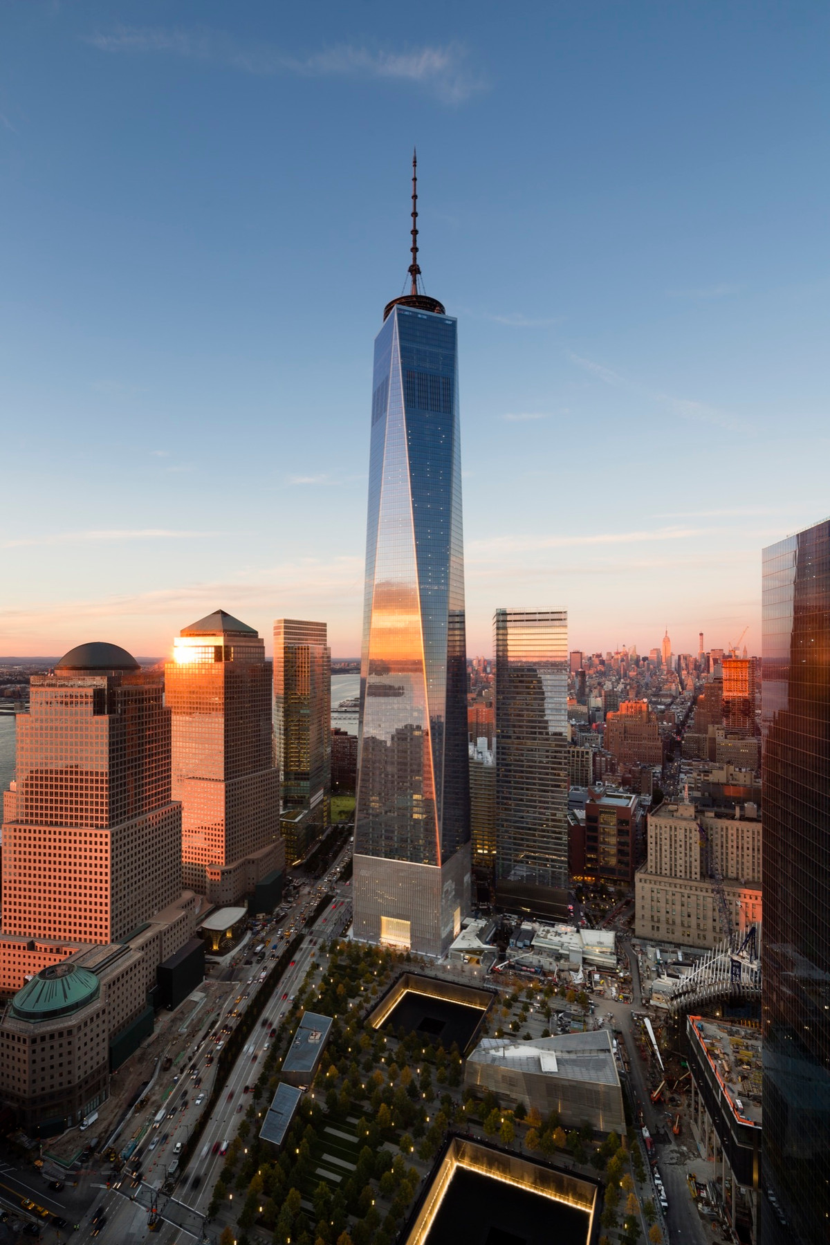 One World Trade Center được thiết kế theo kiến trúc theo hình chóp, với nét kiến họa tương tự như ngọn giáo hướng thẳng lên trời.
