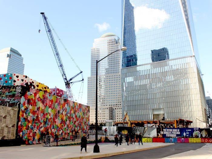 Ước tính, chi phí xây dựng tòa nhà này lên tới 3,9 tỷ USD. Khoảng 26.000 người tham gia xây dựng tòa tháp trong thời gian thi công là 8,5 năm.