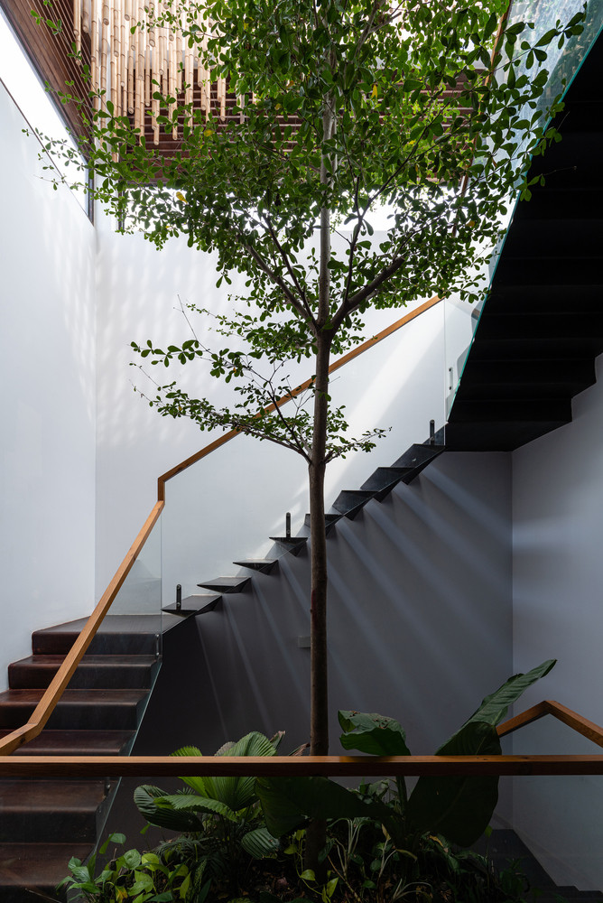 Để giải quyết các hạn chế đó, đồng thời tăng cường chiếu sáng và thông gió tự nhiên, nhóm kiến trúc sư quyết định bỏ qua tường ngăn trong nhà, sử dụng "cây xanh" và "khoảng trống" để phân tách các không gian chức năng.