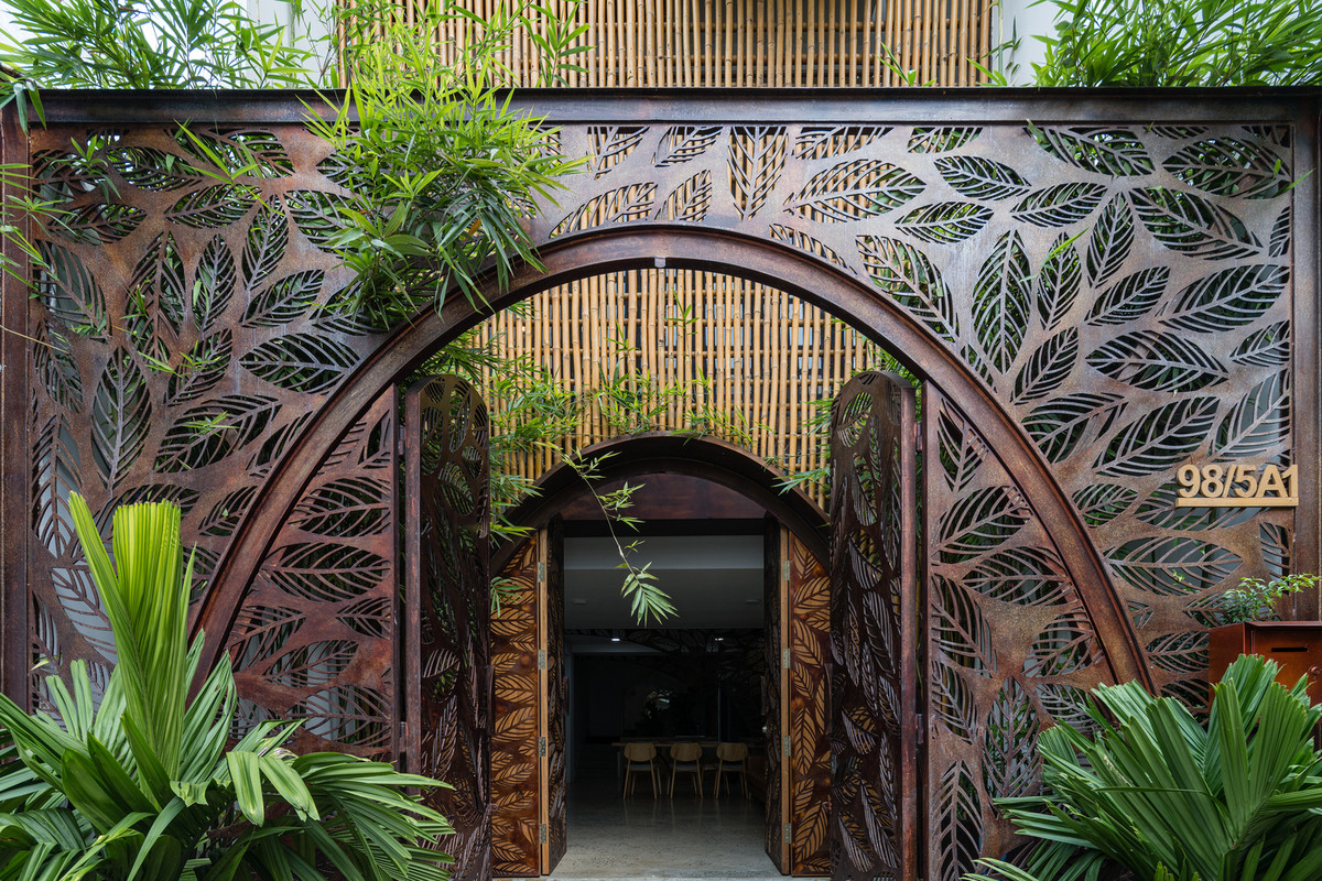 Sắt CNC còn được dùng làm nan che nắng ban công, cửa cổng ra vào.