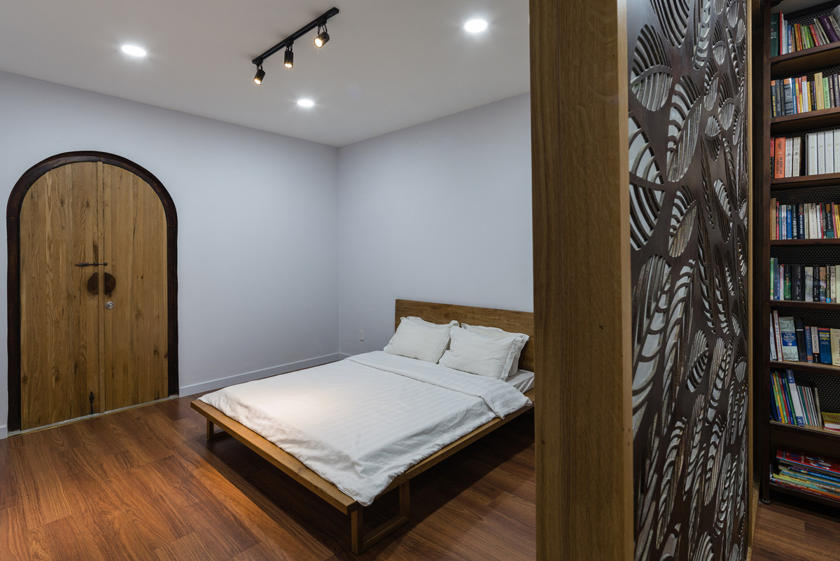 Các khu vườn nhỏ được sử dụng để ngăn cách nội - ngoại thất; nhà vệ sinh và phòng ngủ hoặc nhà bếp; các phòng ngủ và cầu thang.