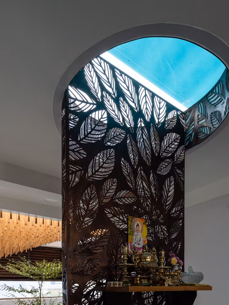 Thanh chắn gió bằng sắt CNC với những hình cắt lá có chức năng như một thiết bị đối lưu ánh sáng và không khí.