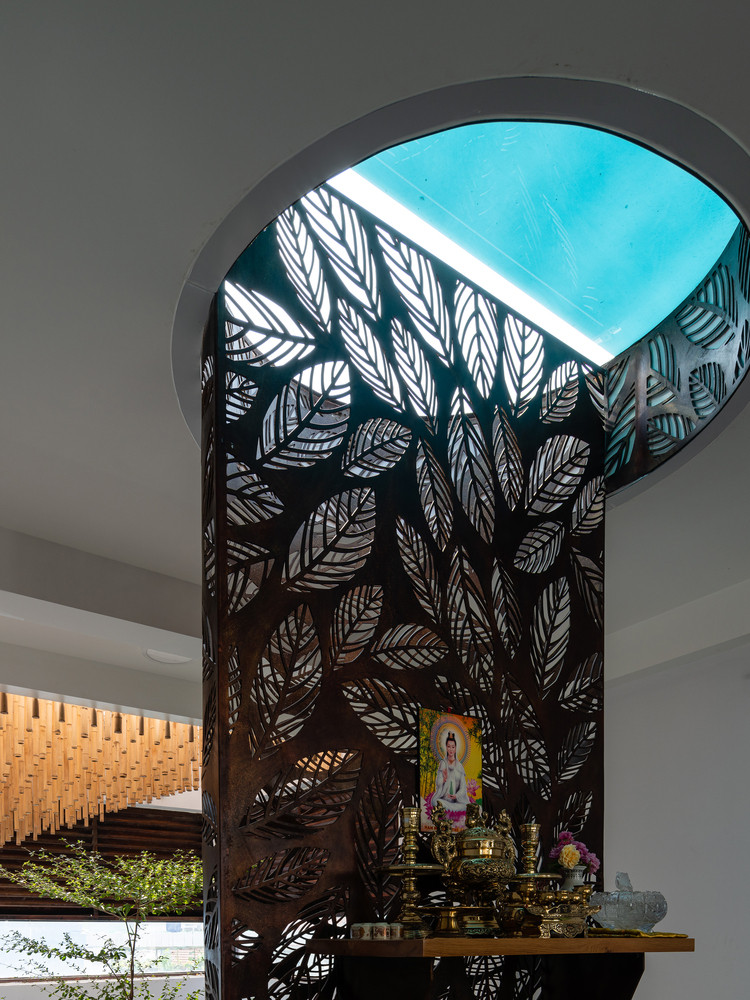 Thanh chắn gió bằng sắt CNC với những hình cắt lá có chức năng như một thiết bị đối lưu ánh sáng và không khí.