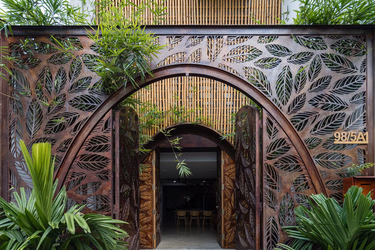 Sắt CNC còn được dùng làm nan che nắng ban công, cửa cổng ra vào.