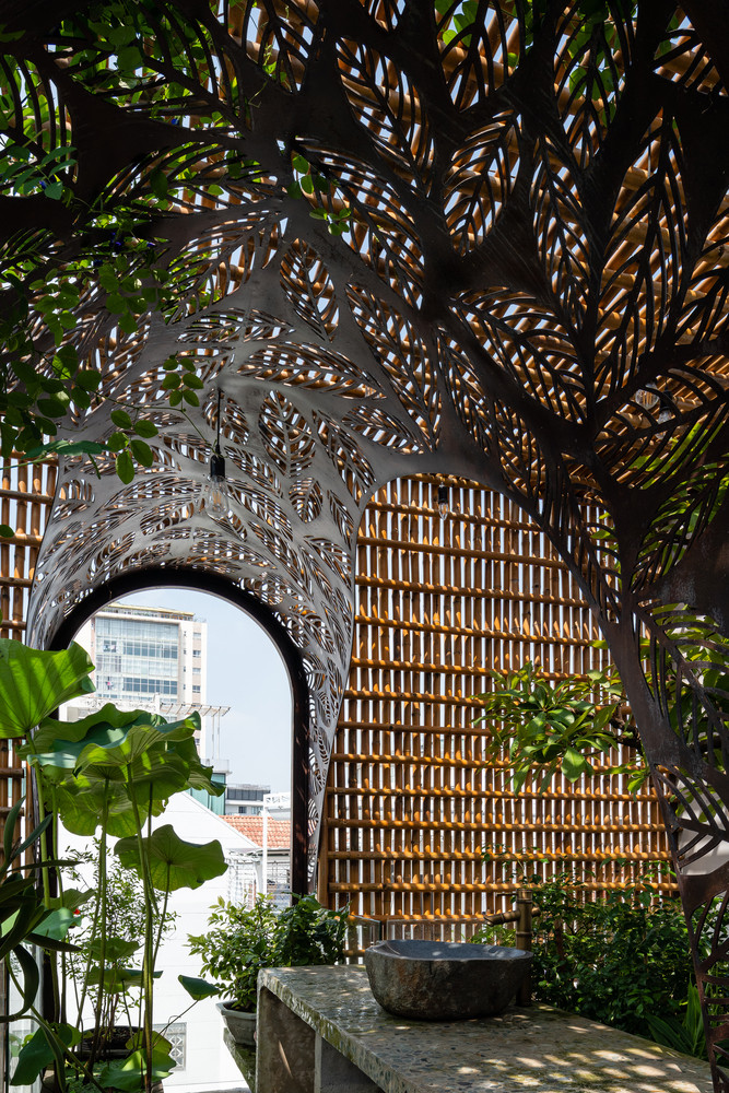 Tấm sắt mỏng phủ khắp 5 tầng ngôi nhà, được thiết kế để trông giống như treo tự do trên không. Nguồn ảnh: Quang Dam.