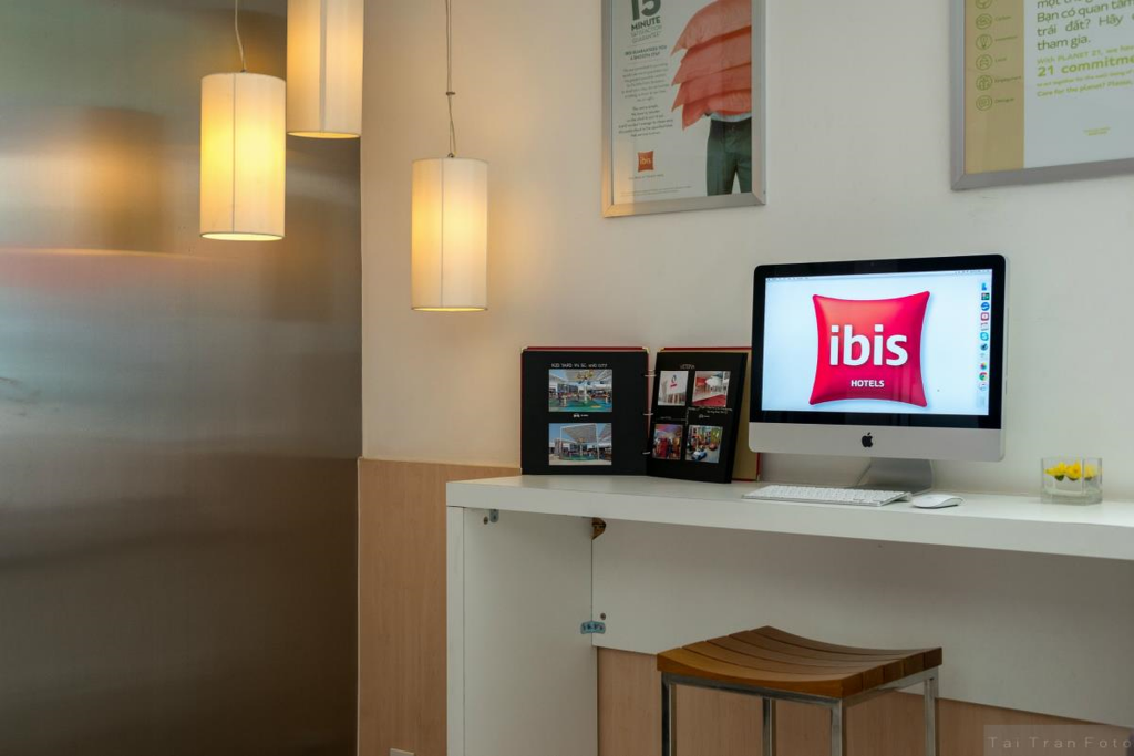 Ibis Saigon South là khách sạn 3 sao, tọa lạc 73 Hoàng Văn Thái, Phường Tân Phú, Quận 7, TP HCM. Giá phòng tại Ibis Saigon South dao động từ 1 - 1,5 triệu đồng/đêm. Ảnh: Agoda.