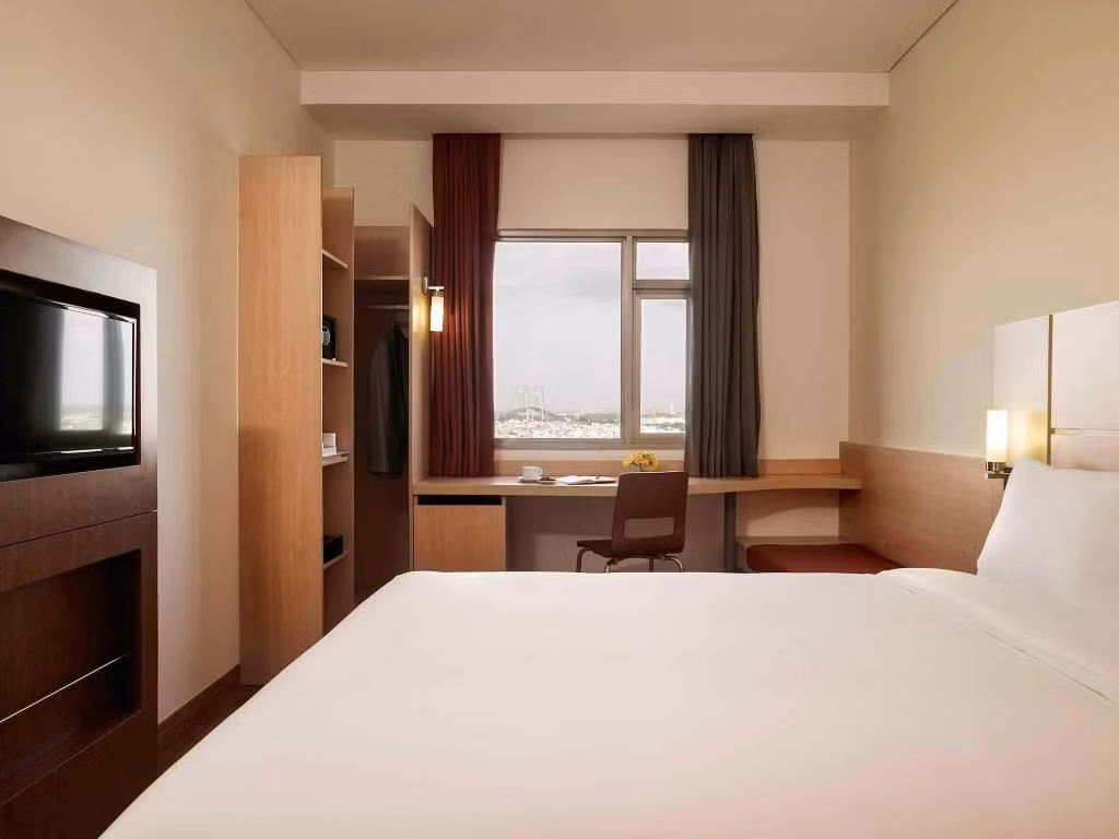 Trong đó, khách sạn Ibis Saigon South có quy mô 140 phòng, được định giá 14,7 triệu USD. Ảnh: Agoda.