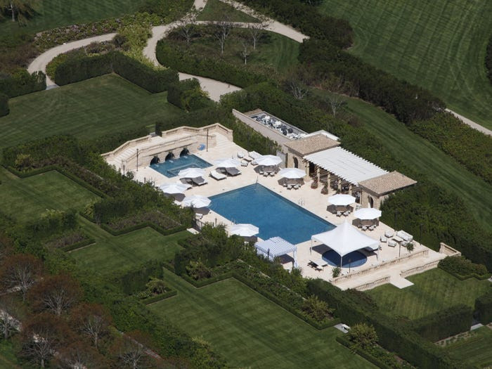 Ngoài ra căn biệt thự này còn có không gian thư giãn giải trí xa hoa như nhà hát 164 chỗ ngồi, hai sân tennis, nhà để xe 100 xe và một nhà chơi thể thao rộng 10.000m2 với sân bóng rổ và sân chơi bowling hai làn.