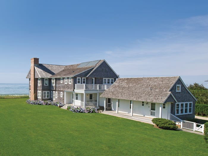 Ca sĩ Billy Joel từng sống trong biệt thự ở Sagaponack nhưng anh đã bán nó vào năm 2014 với giá 19 triệu USD (khoảng 440 tỷ đồng).