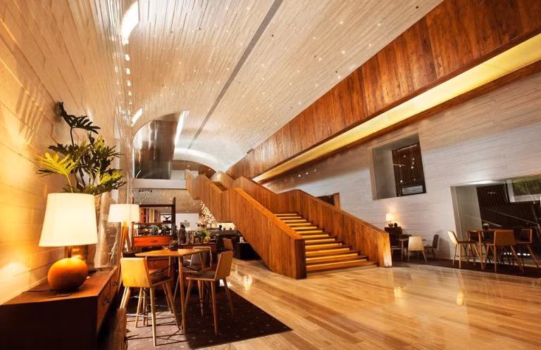 Trung tâm tiệc cưới sang trọng này còn được đầu tư hệ thống ghế nhà hát di động duy nhất hiện nay, thiết bị âm thanh, thang máy vận chuyển đưa được ô tô vào tất cả các sảnh...