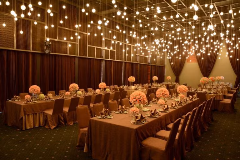 Không gian trong Gem Center rộng lớn với sức chứa lên đến hàng ngàn khách, sân khấu hoành tráng, âm thanh ánh sáng hiện đại linh hoạt, đáp ứng mọi nhu cầu tổ chức tiệc cưới và sự kiện.