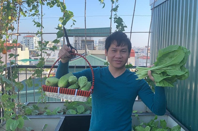 Giọng ca "Tấm áo chiến sĩ mẹ vá năm xưa" khoe thành quả thu hoạch được sau thời gian vun xới.