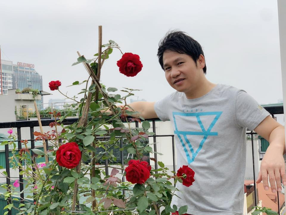 Tại ban công, Trọng Tấn trồng rất nhiều loại hoa hồng.