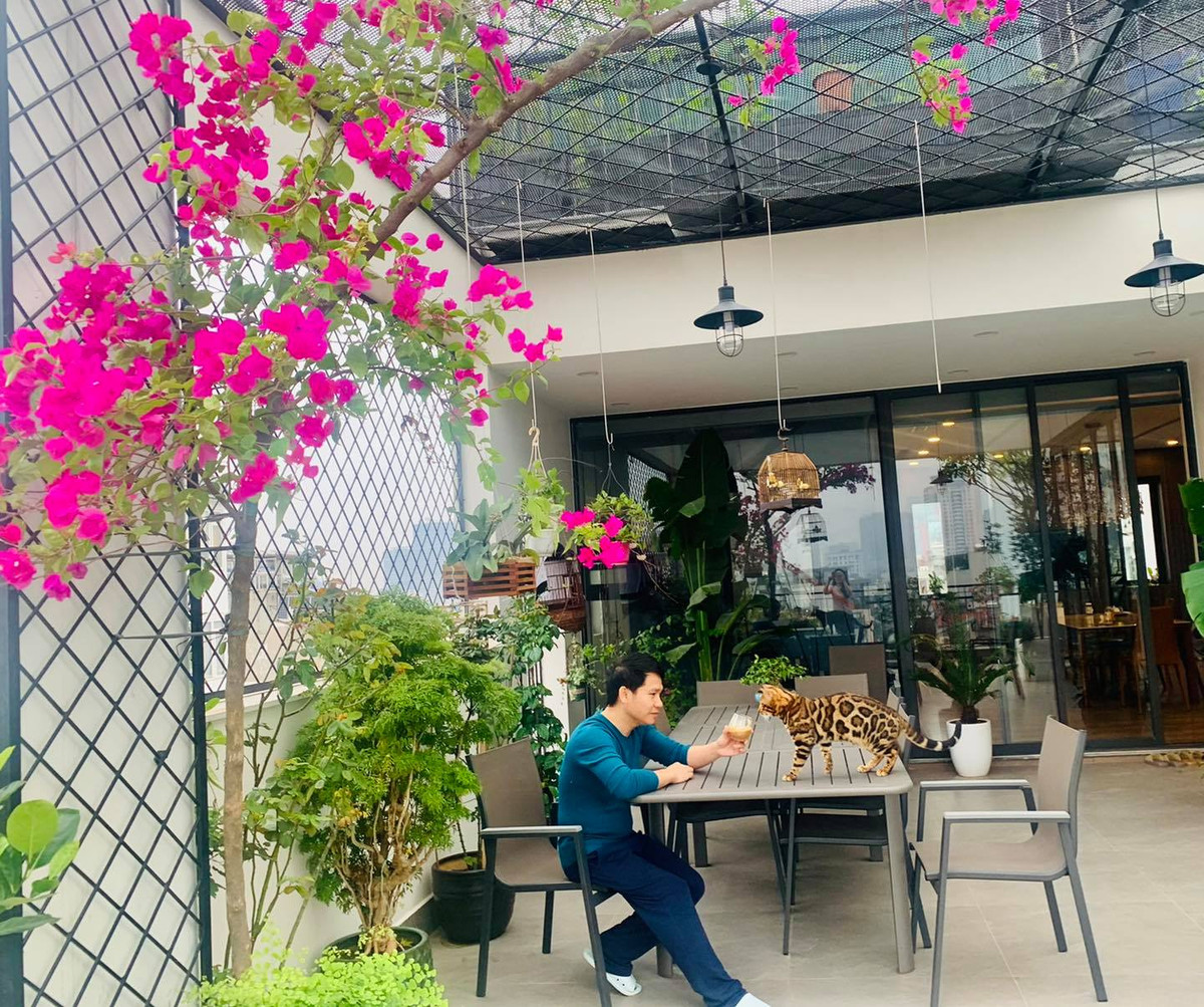 Sân trước nhà nam ca sĩ là không gian thư giãn thưởng trà lãng mạn.