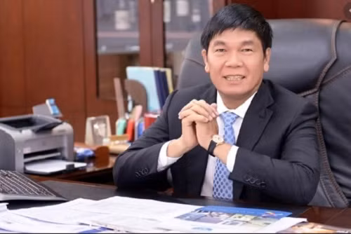 Ngày còn trẻ, ông Long đọc rất nhiều các tác phẩm văn học cổ điển, những cuốn truyện trinh thám để giải trí. Tuy nhiên, hiện công việc quá bận rộn, thời gian rảnh còn lại thì ông dành cho thú vui xem phim truyền hình tâm lý xã hội, "nhưng phải là mấy phim hay của nước ngoài. Ảnh: Nhadautu.