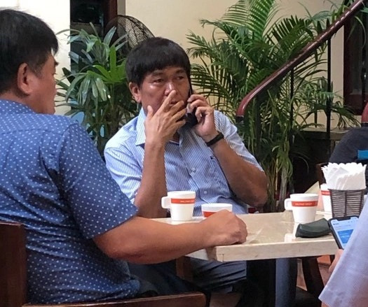 Những buổi cà phê của ông với những người bạn thân thiết không diễn ra ở những quán hàng sang chảnh, tủ kính hòa nhoáng mà vẫn luôn là quán cà phê quen thuộc bên bụi tre giản dị. Ảnh: Nhadautu