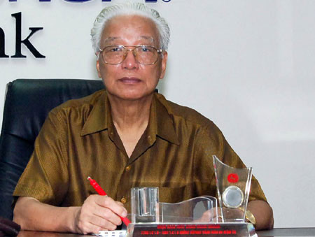 Ông Cao Sĩ Kiêm (sinh năm 1941, tại thôn Nam Long, xã Tự Tân, huyện Vũ Thư, tỉnh Thái Bình) là Ủy viên Trung ương Đảng Cộng sản Việt Nam khóa VII và VIII (1991-2001). Ông được bổ nhiệm Thống đốc Ngân hàng Nhà nước Việt Nam từ 6/1989 đến 10/1997.